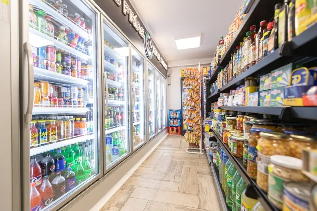 Interior de la tienda D28 con productos variados