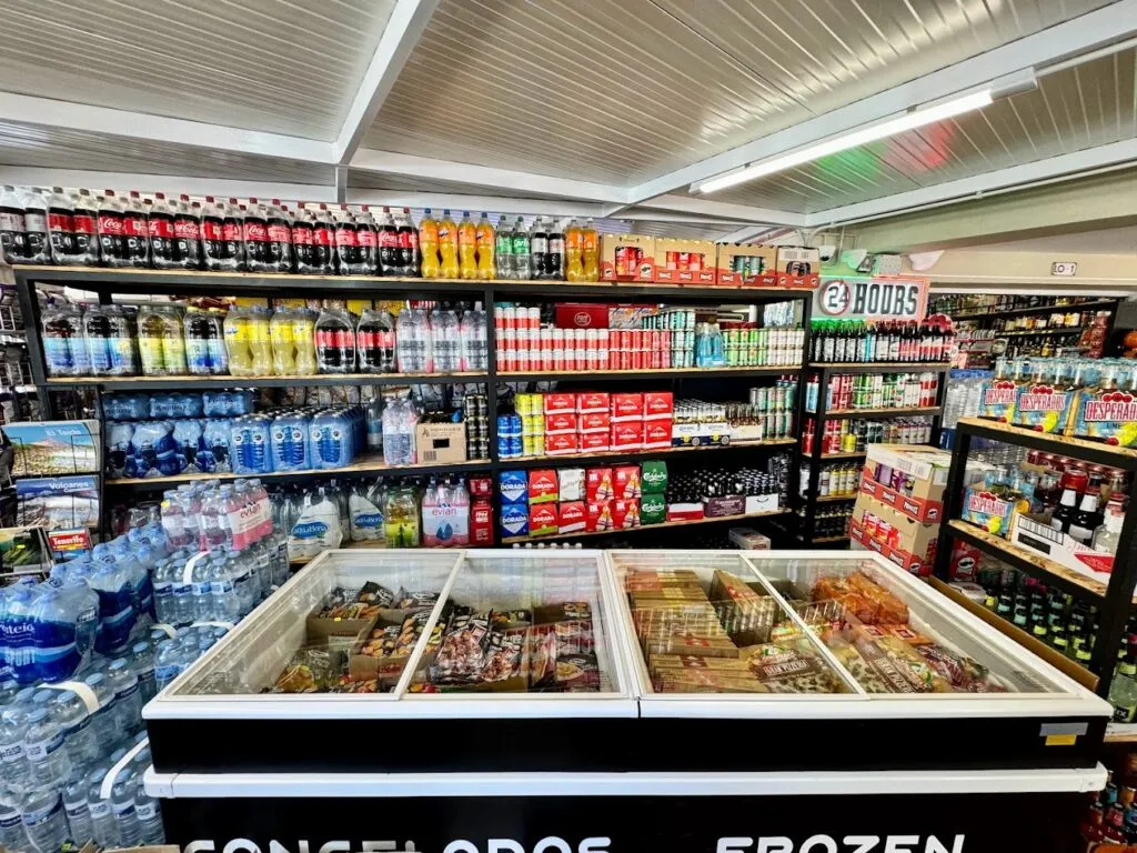 Bebidas frías y arcón de congelados en D28
