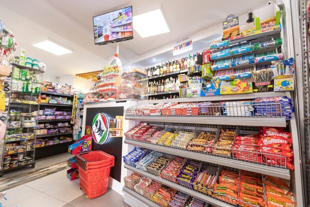 Estantería de dulces, snacks y chocolates en D28